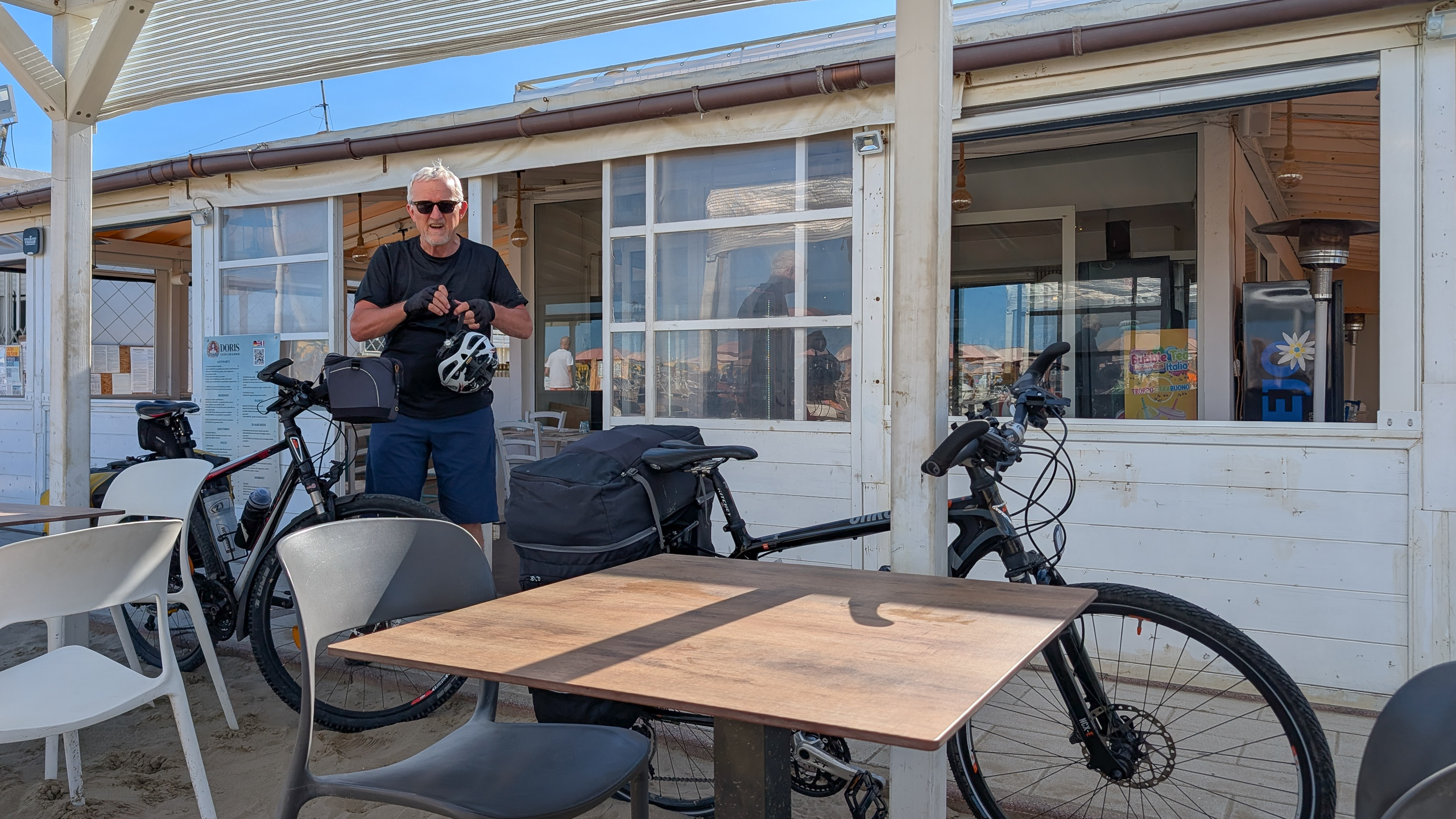 Ankommen in Rimini – Räder abstellen an der Strandbar